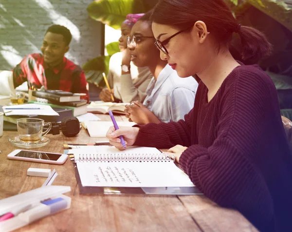 Brainstorming für multiethnische Studenten — Stockfoto