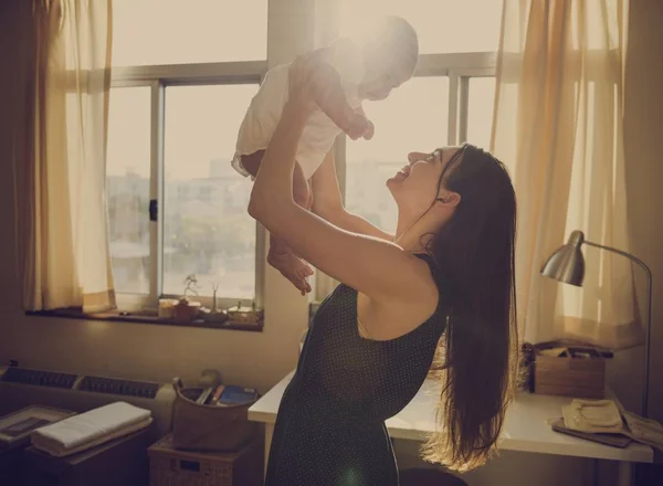 Mother holding newborn baby — Stock Photo, Image