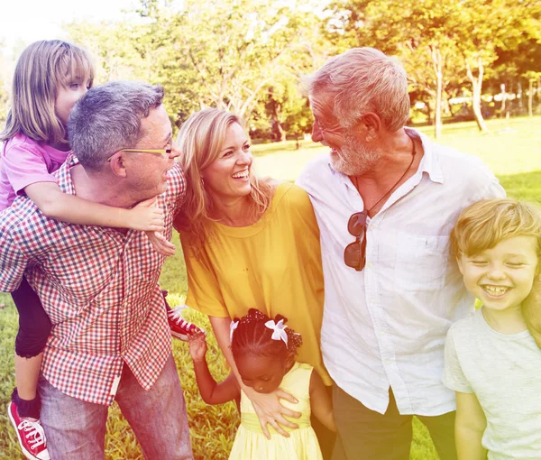 Familjen i parken tillsammans — Stockfoto