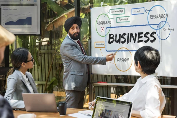 Mensen uit het bedrijfsleven hebben ontmoeting met discussie — Stockfoto