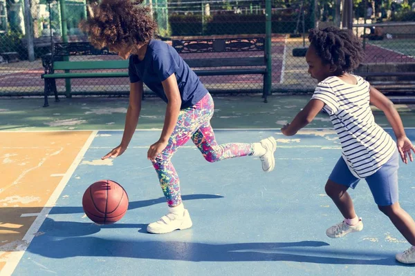 Meninas jogando basquete — Fotografia de Stock