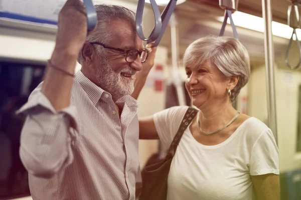 Seniorenpaar in U-Bahn — Stockfoto