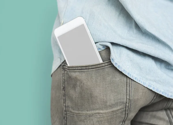 Цифровий смартфон у джинсовій кишені — стокове фото