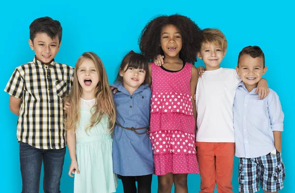 Lächelnde Kinder im Studio — Stockfoto