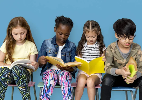 Niños sentados en sillas con libros — Foto de Stock