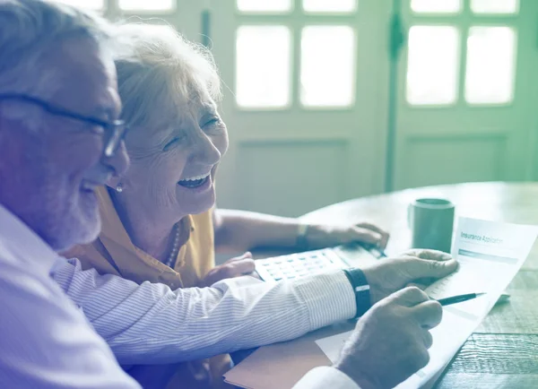 Senior-Paar füllt Antragsformular aus — Stockfoto