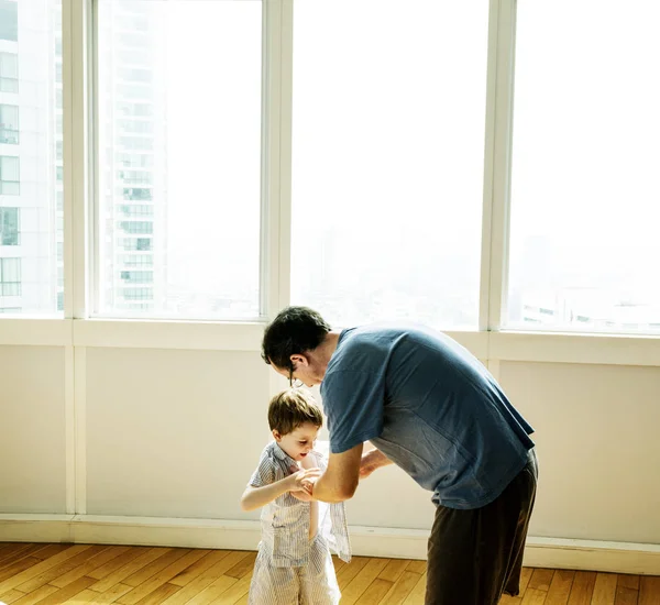 Padre ayudando a su hijo a vestirse — Foto de Stock