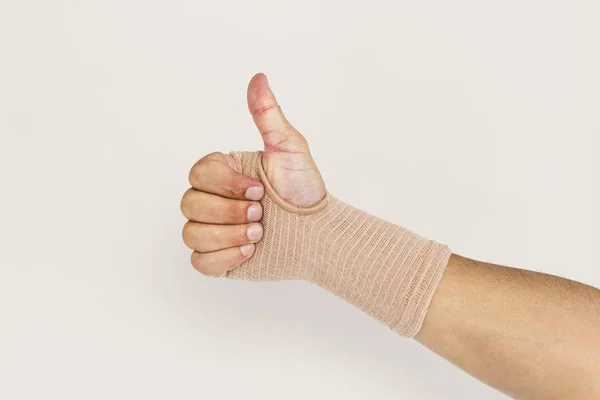 Ανθρώπινο χέρι χειρονομίες thumps up — Φωτογραφία Αρχείου