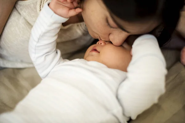 Moeder van baby verzorgen — Stockfoto