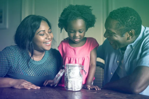 Lycklig familj och pengar besparingar — Stockfoto