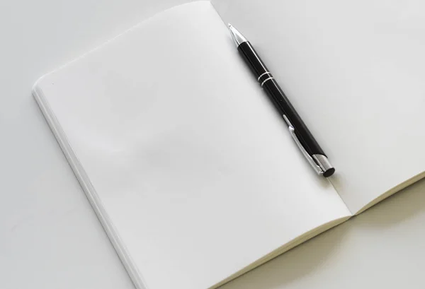 Diário branco e caneta — Fotografia de Stock