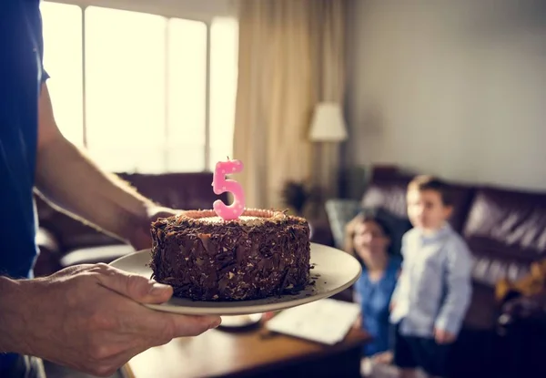 Famiglia festeggiare festa di compleanno — Foto Stock