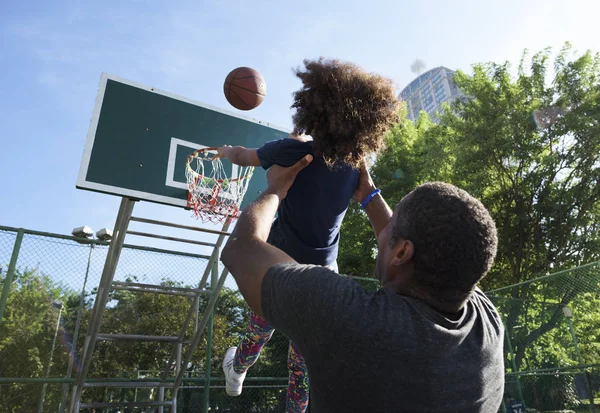 Padre jugando baloncesto con hija — Foto de Stock