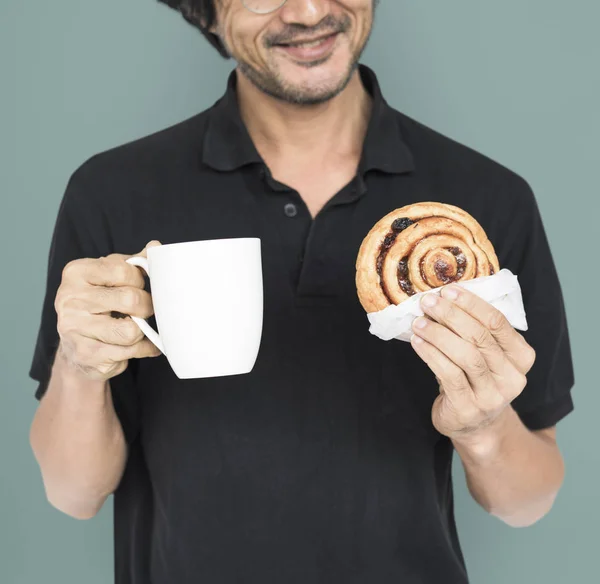 Uomo in possesso di tazza e panino — Foto Stock