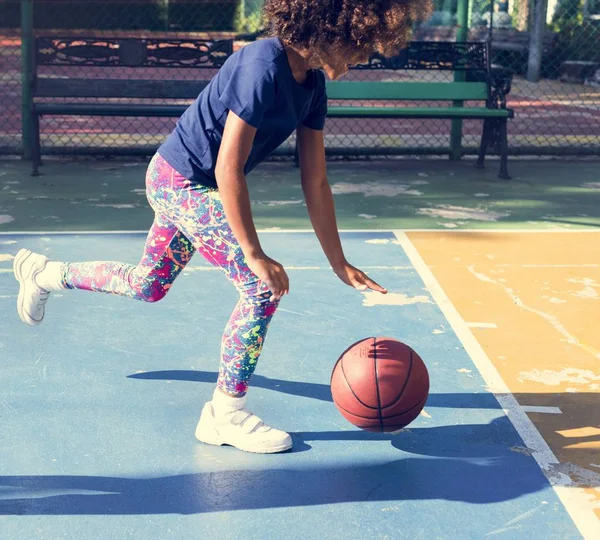 Menina jogar basquete — Fotografia de Stock