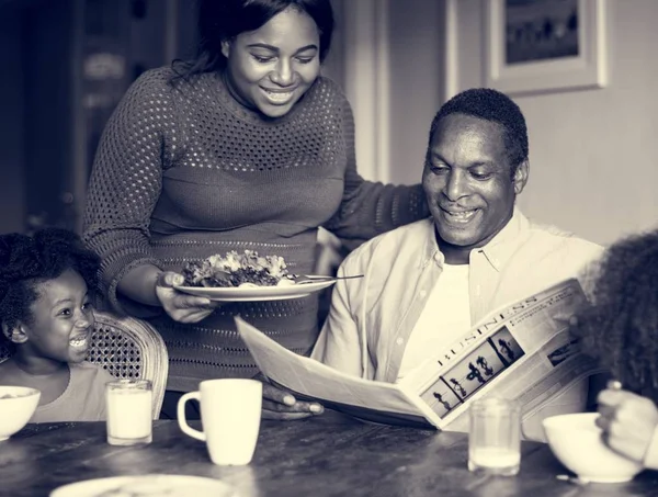 Οικογένεια που τρώει στο σπίτι — Φωτογραφία Αρχείου