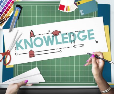 Kağıt Uçak tutan eller 