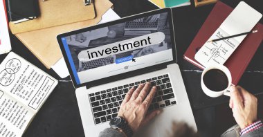 dizüstü bilgisayarda klavyede yazan adam