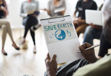 adam holding kalem ve klasör