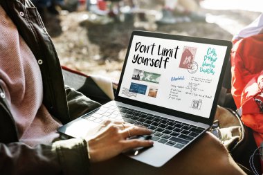 Açık havada dizüstü bilgisayar kullanarak, kadın 