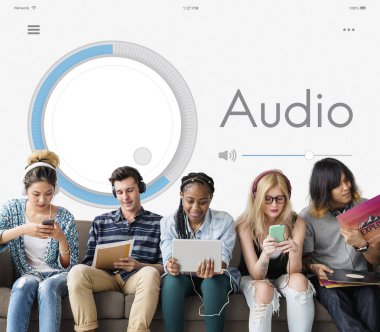 koltukta oturan öğrencilerin grup