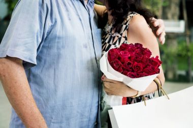 Aşk kucaklayan içinde üst düzey Çift