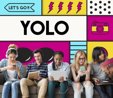 koltukta oturan öğrencilerin grup