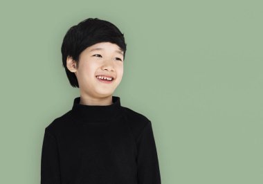 Asyalı çocuk siyah boğazlı kazak