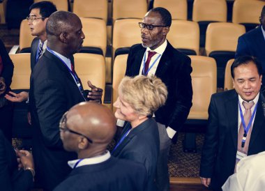 İnsanlar Uluslararası Konferansı'nda tartışıyor