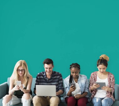 Dijital cihazlar kullanan öğrenciler