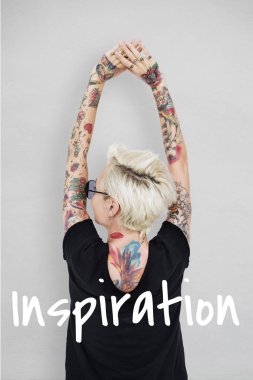 Siyah giysili dövmeli kızı.