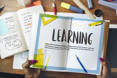 açık ders kitabı tutan eller