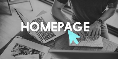 klavyede yazarak adam