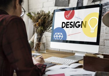 Atölyede çalışan tasarımcı