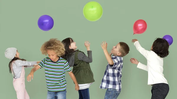 Kinderen die met ballonnen spelen — Stockfoto