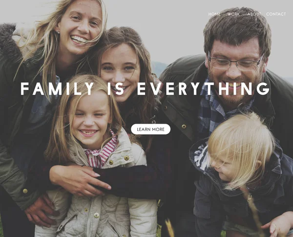 Hermosa familia sonriendo —  Fotos de Stock