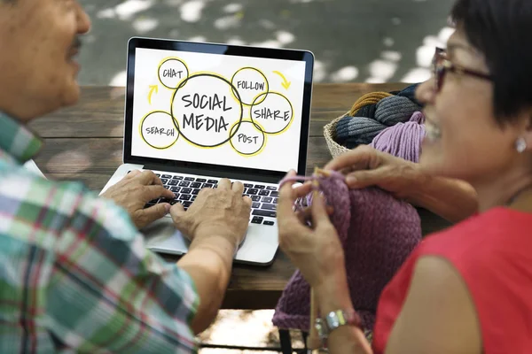 Man skriva på laptop tangentbord — Stockfoto