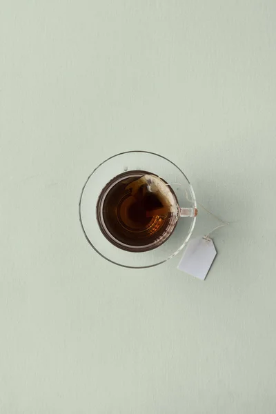 Thé chaud noir dans la tasse — Photo