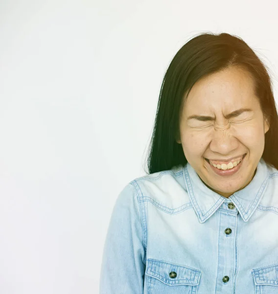 Femme asiatique avec les yeux fermés — Photo