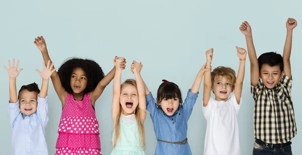 Niños tomados de la mano —  Fotos de Stock