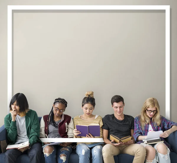 Studenti che leggono libri — Foto Stock