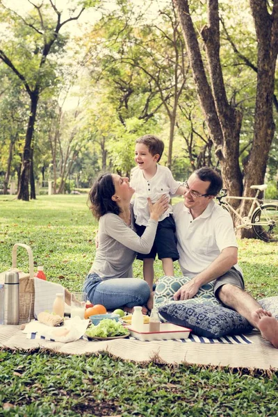 Famille pique-nique dans le parc — Photo