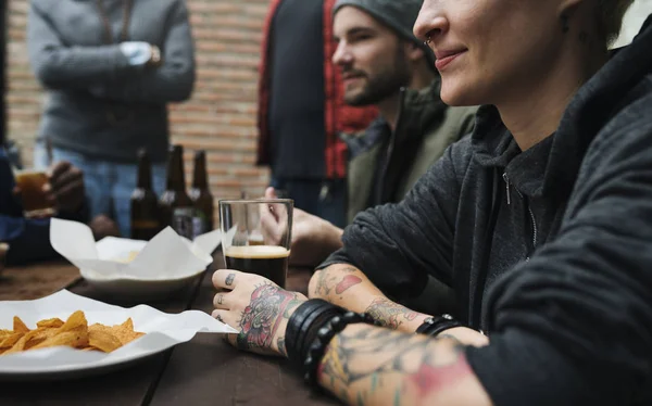 Friends drink Craft Beer — Stock Photo, Image