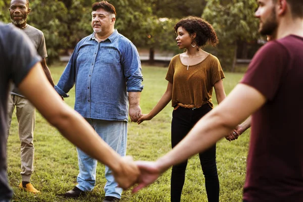 Menschen, die Hände halten, unterstützen die Einheit des Teams — Stockfoto