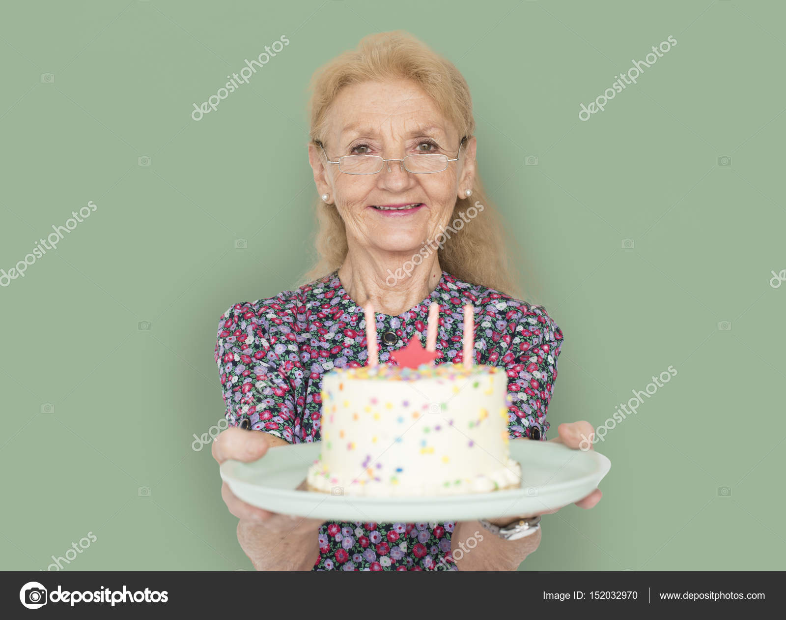 Portrait D Une Heureuse Caucasienne Avec Son Gateau D Anniversaire En Studio Photographie Rawpixel C Portrait D Une Heureuse Caucasienne Avec Son Gateau D Anniversaire En Studio Photographie Rawpixel C
