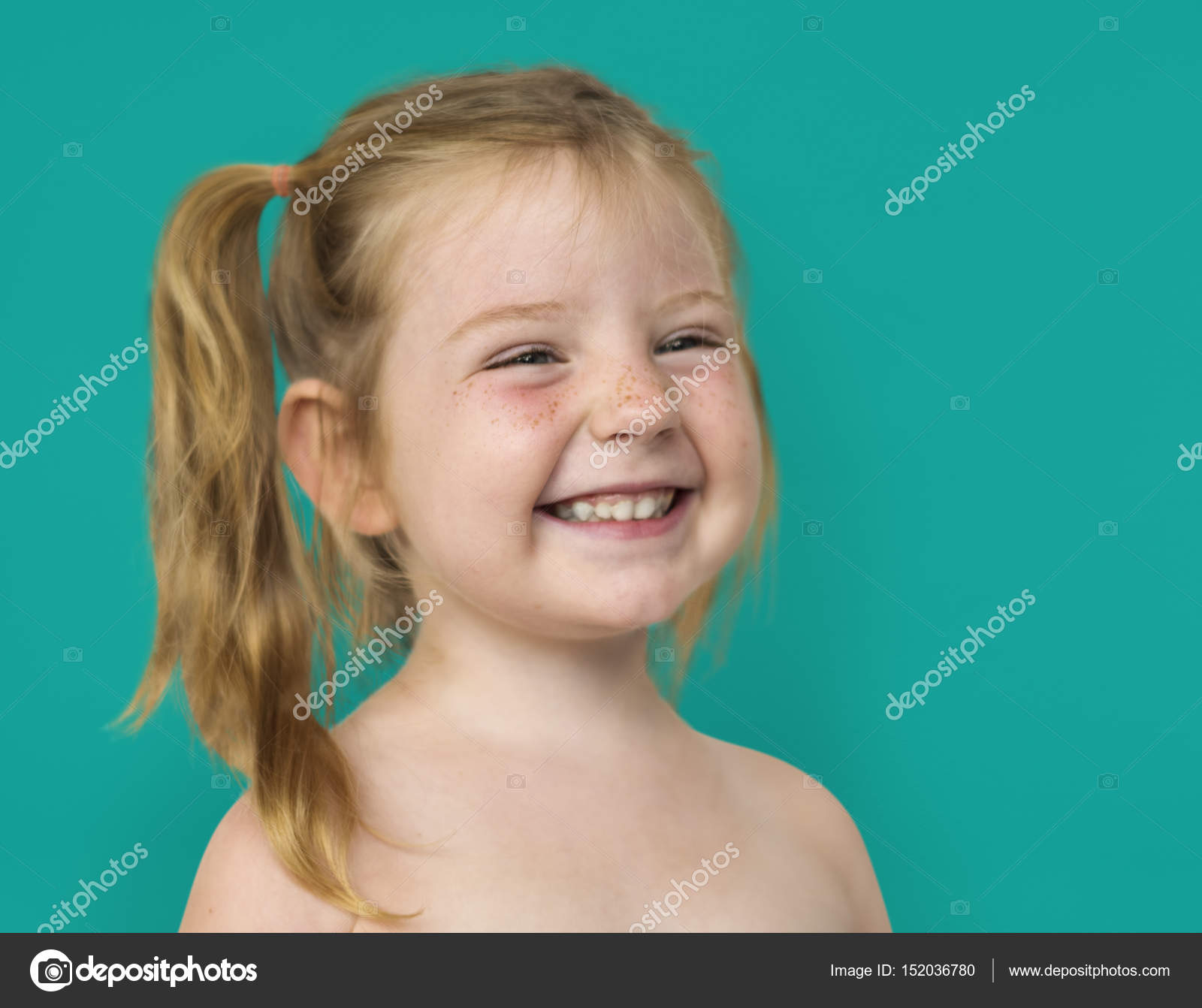 Mädchen im Studio posieren nackten Oberkörper — Stockfoto © Rawpixel