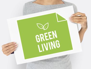 Kağıt afiş tutan kadın