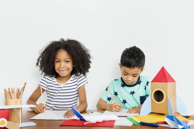 kağıt üzerine çizim çocuklar