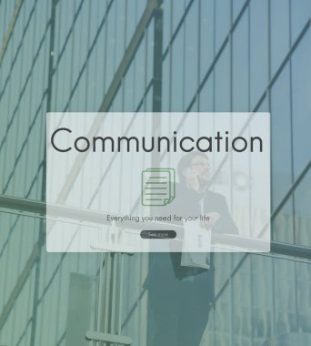 Akıllı telefon kullanan iş adamı