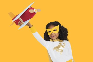 Kağıt bardak tutan kız